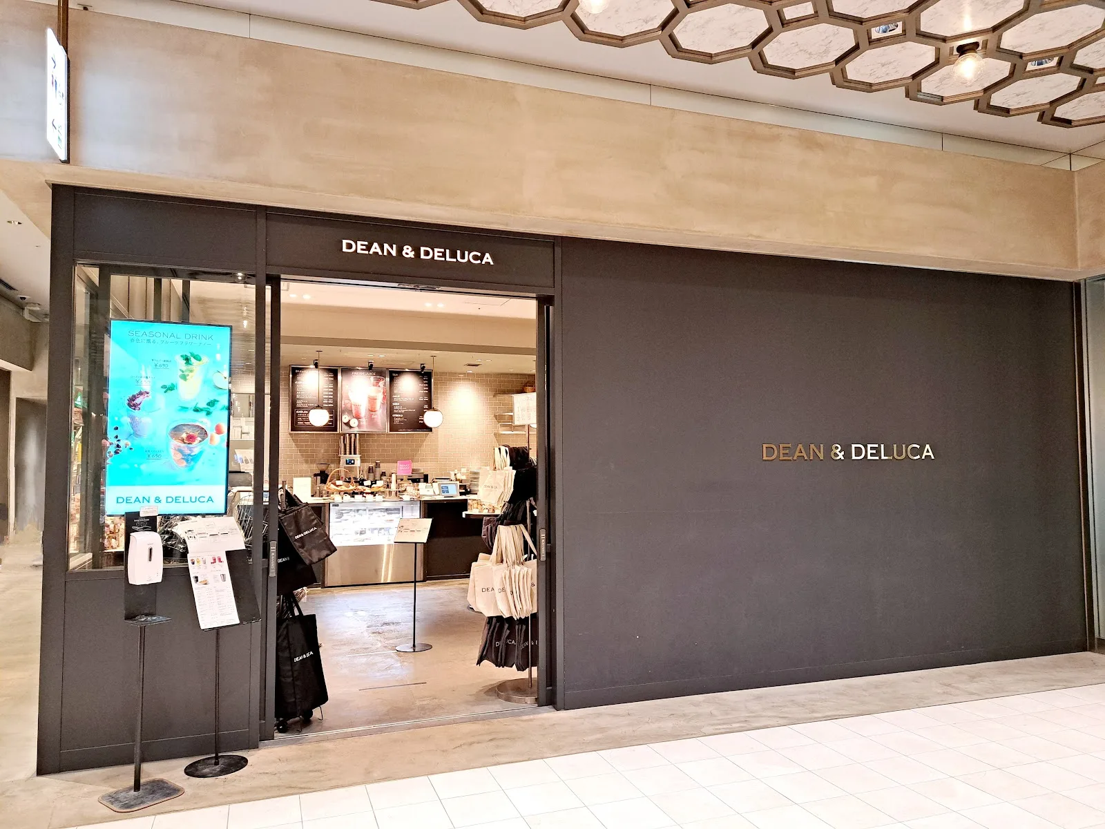 DEAN & DELUCA カフェ 日本橋高島屋 S.C. · 5